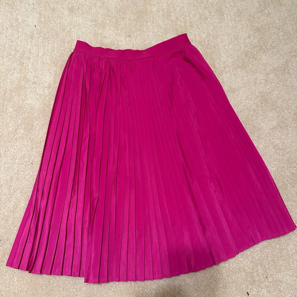 A new day pink pleated skirt, size medium.